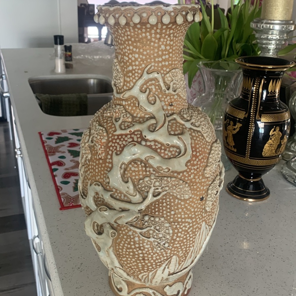 Chinese Art Center Moriage Relief Dragon and Immortality Pine Ceramic Vase - Picture 7 of 15